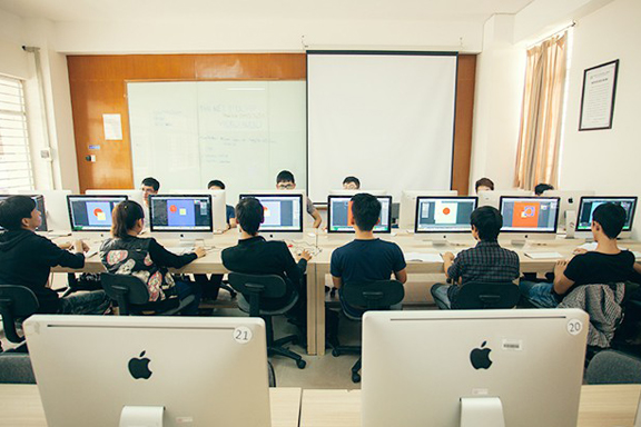 Phòng thực hành máy tính với máy móc cấu hình cao, hiện đại